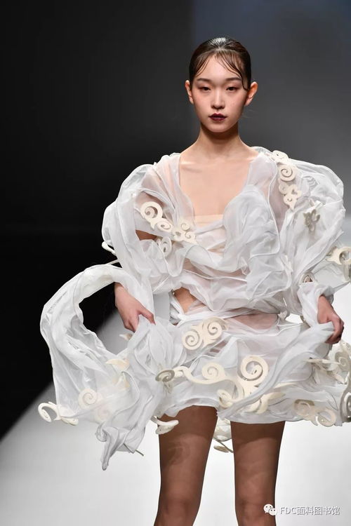 饕餮盛宴 彝族服飾在中國(guó)國(guó)際時(shí)裝周上大放異彩，服裝輔料的匠心演繹